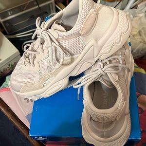 Really CuTe adidas sneakers!! New only tried on never worn.